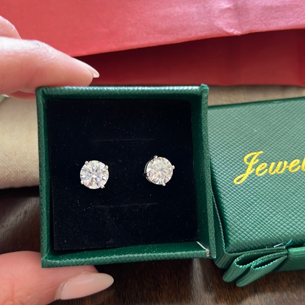4 ct total.  2 ct each stud moissanite earrings.